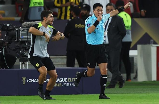 不愧是“卡牌大师”！亚冠赛场遭背后冲撞：马宁反身就是红牌1张