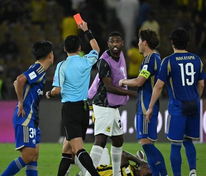 输不起？沙特国脚亚冠出局后冲撞马宁+狂骂！遭中超金哨红牌驱逐