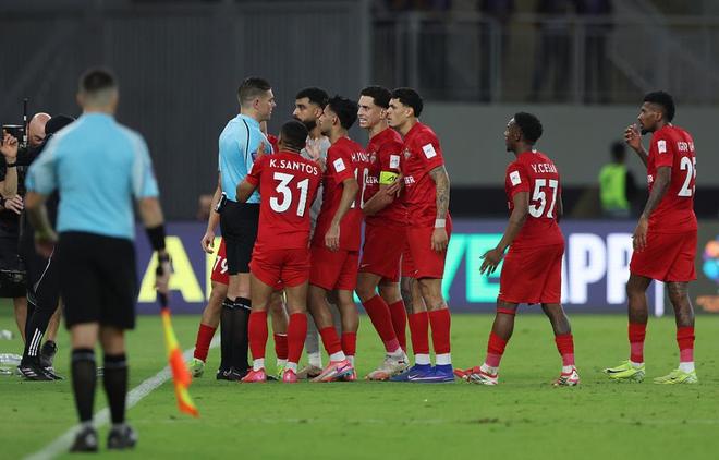 争议亚冠 西亚豪门绝平球因对手换人未完成被吹 赛后愤怒围攻主裁